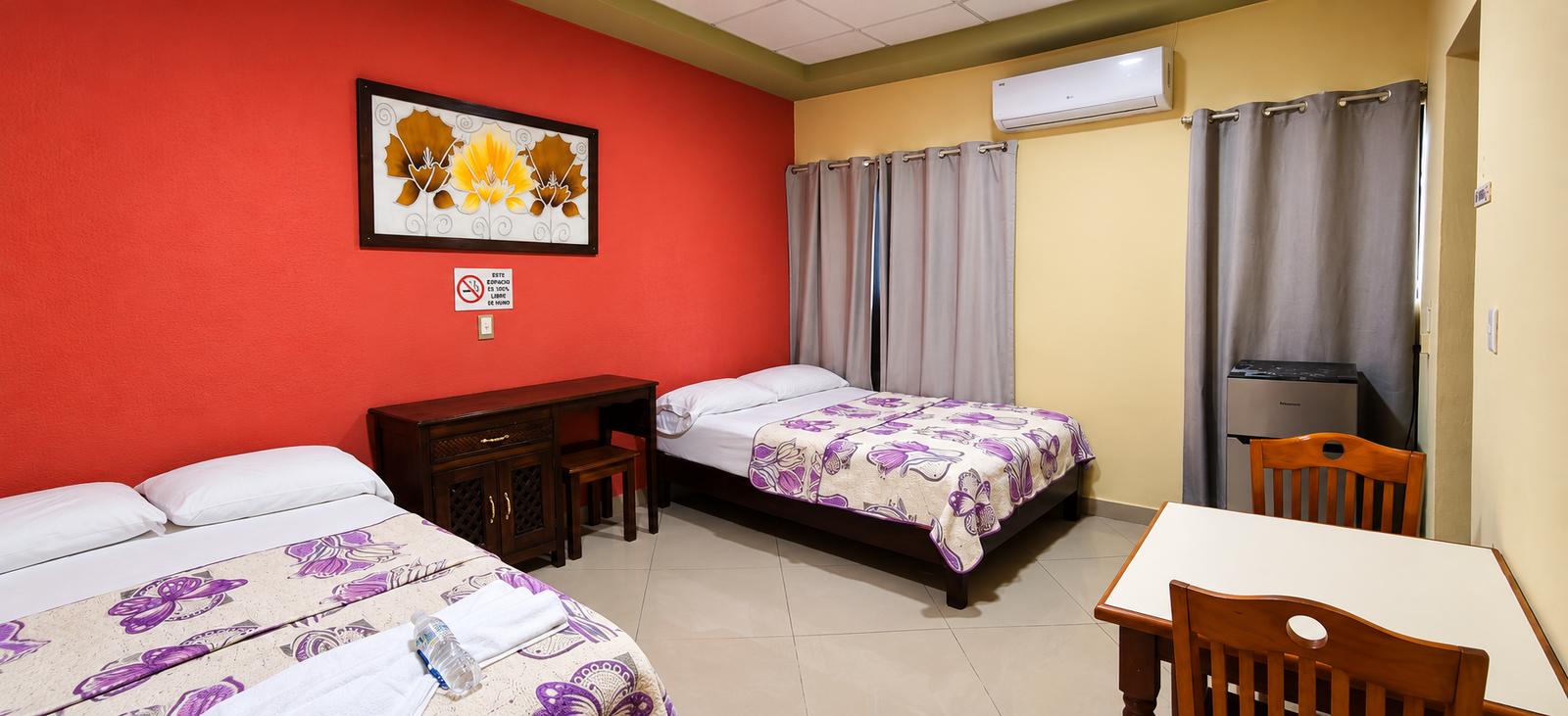 Habitación de hotel con camas florales